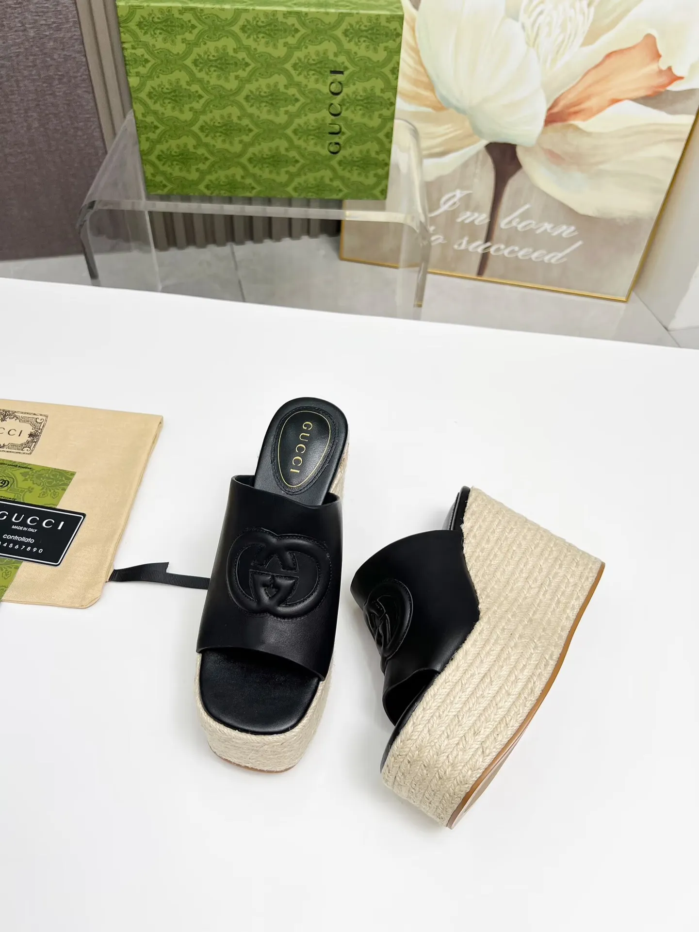 👟👟Ex-factory price 460👟👟 Gucci's new slippers, fashionable, high-end and full of personality✅ Very stable, comfortable and durable for daily use, convenient and unique for daily matching, a must-have classic for summer, the upper is made of GUCCI brand stitching Fabric: cowhide Lining/foot pad: sheepskin Water platform height: 11cm Color: black, white, brown Code number: 35-42 (41 and 42 need to be customized) Packaging: Comes with cloth bag and card.
